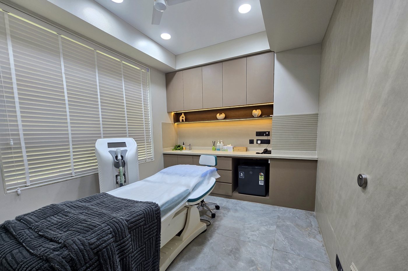 Primelase triple-wavelength diode laser with Crystal-Freeze handpiece, Eternis Clinic laser hair removal room