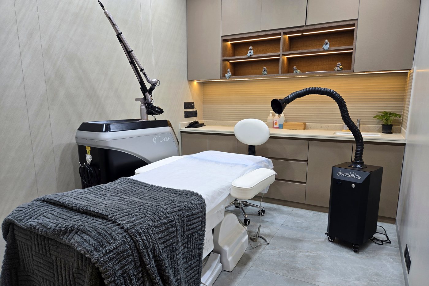 Q'Laze Q-switched laser and Shuddha smoke evacuator, Eternis Clinic pigmentation treatment room